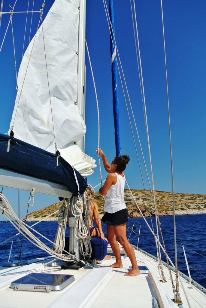 Amber raising the mainsail